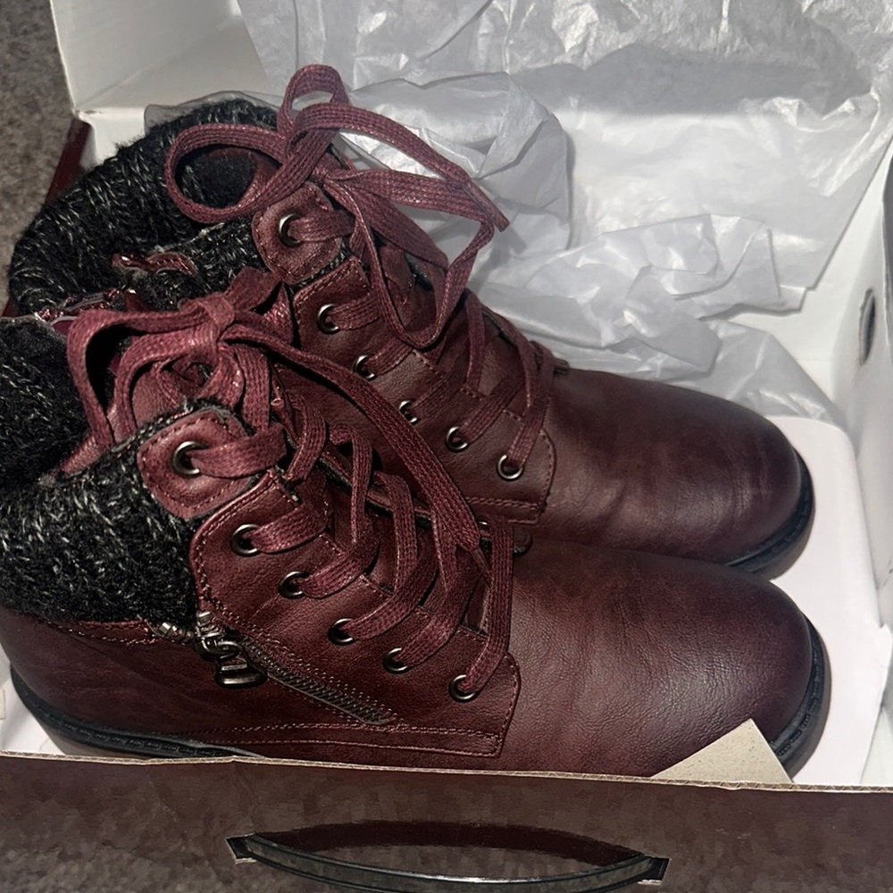 Women's Burgundy Lace-Up Boots - Size 8W